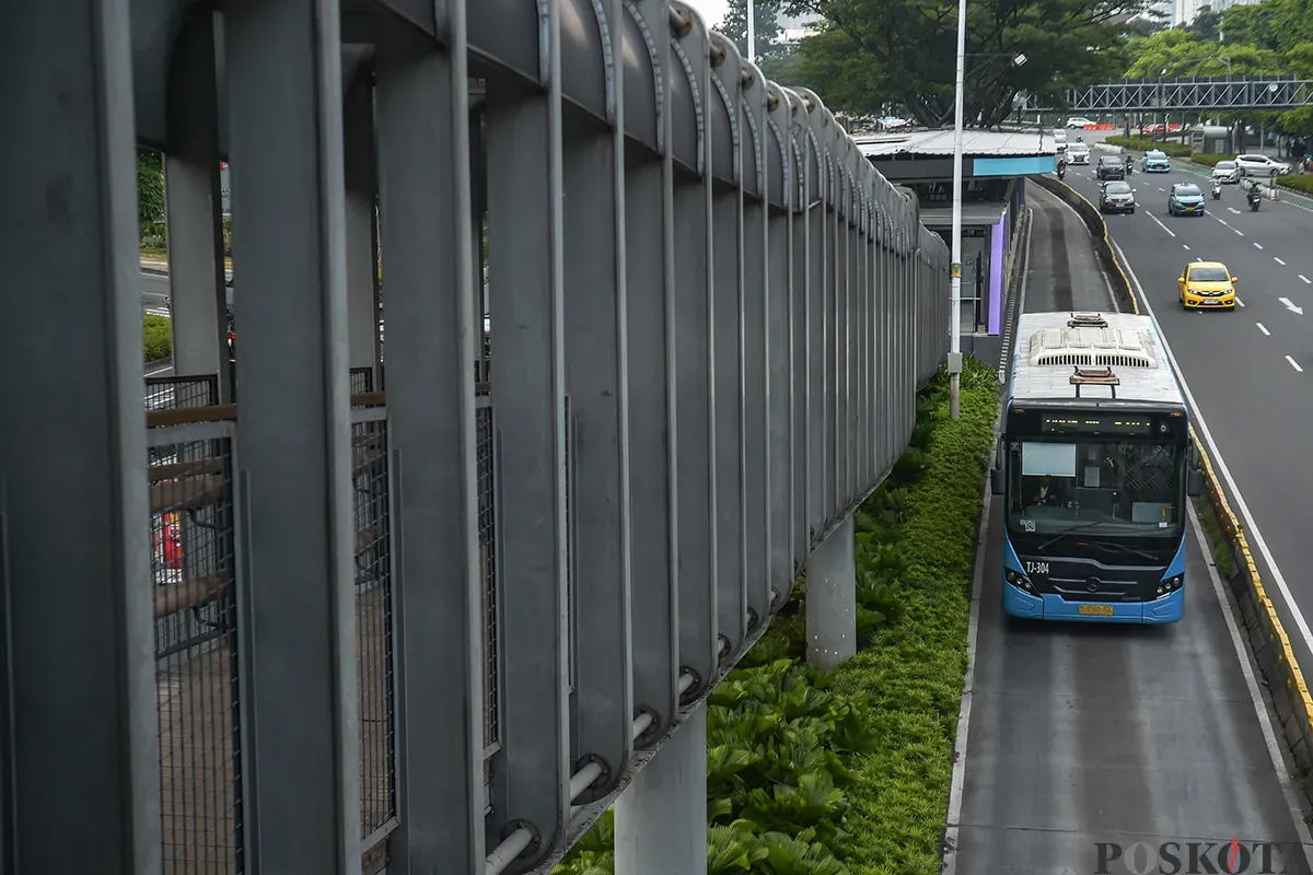 Bus Transjakarta koridor 1 Blok M-Kota melintas di Jalan Jenderal Sudirman, Jakarta, Jumat, 17 Januari 2025. (Sumber: Poskota/Bilal Nugraha Ginanjar)