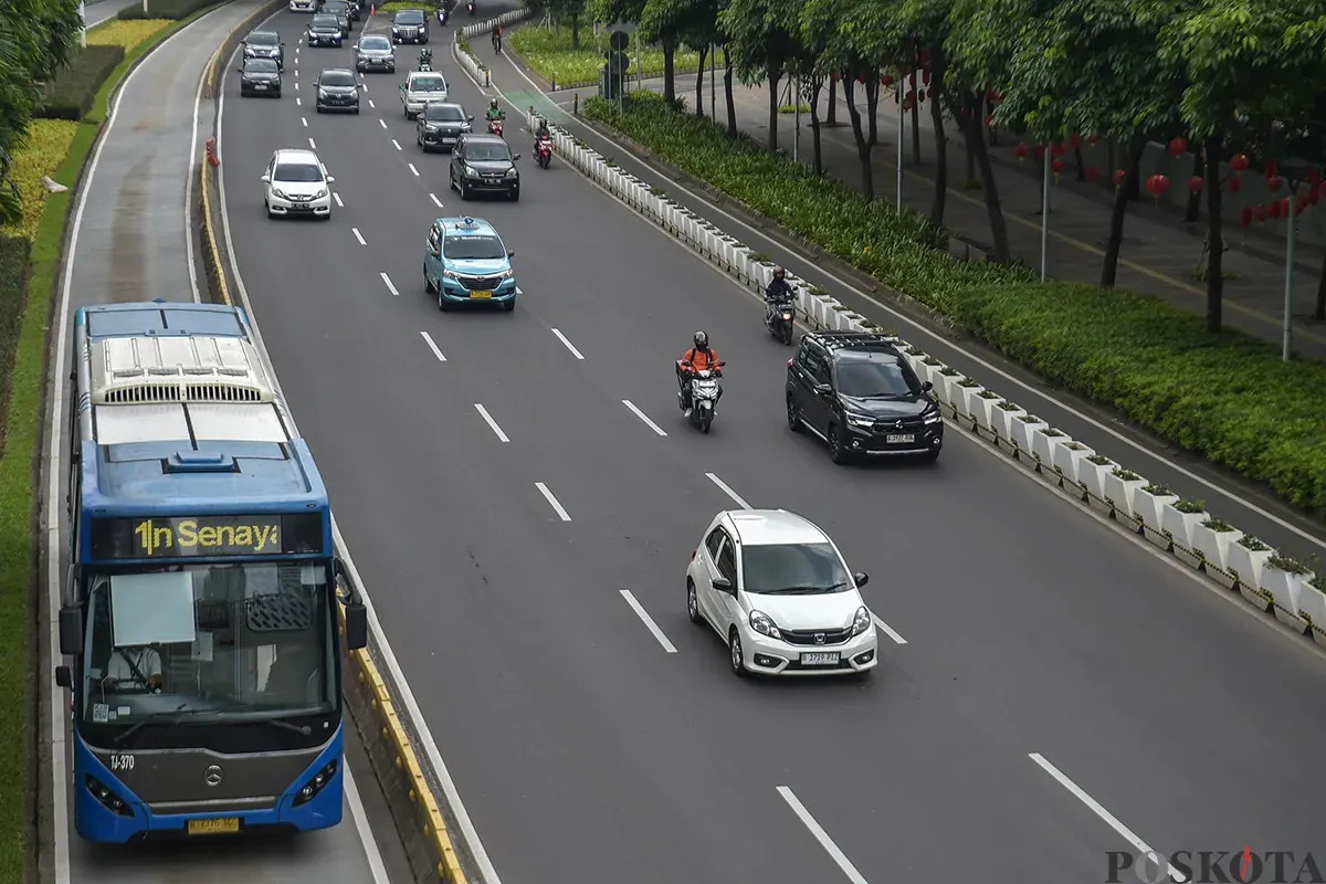 Bus Transjakarta koridor 1 Blok M-Kota melintas di Jalan Jenderal Sudirman, Jakarta, Jumat, 17 Januari 2025. (Sumber: Poskota/Bilal Nugraha Ginanjar)