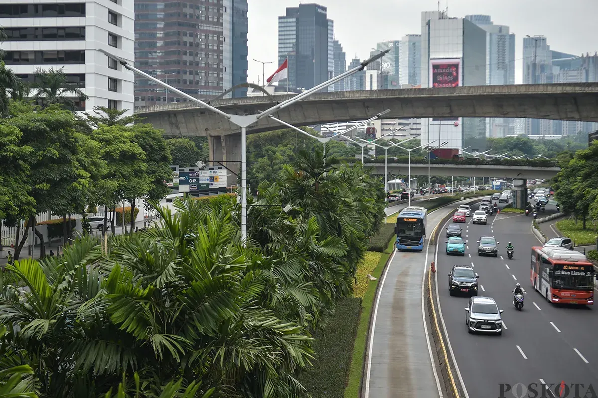Bus Transjakarta koridor 1 Blok M-Kota melintas di Jalan Jenderal Sudirman, Jakarta, Jumat, 17 Januari 2025. (Sumber: Poskota/Bilal Nugraha Ginanjar)