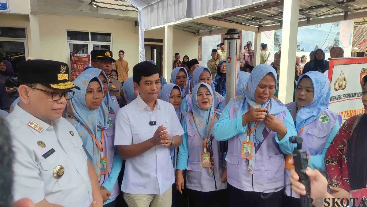 Wakil Mentri Kesehatan, Prof. dr. Dante Saksono Harbuwono, saat melakukan kunjungan ke Desa Tembong, Kecamatan Carita, Pandeglang. (Sumber: Poskota/Samsul Fatoni)