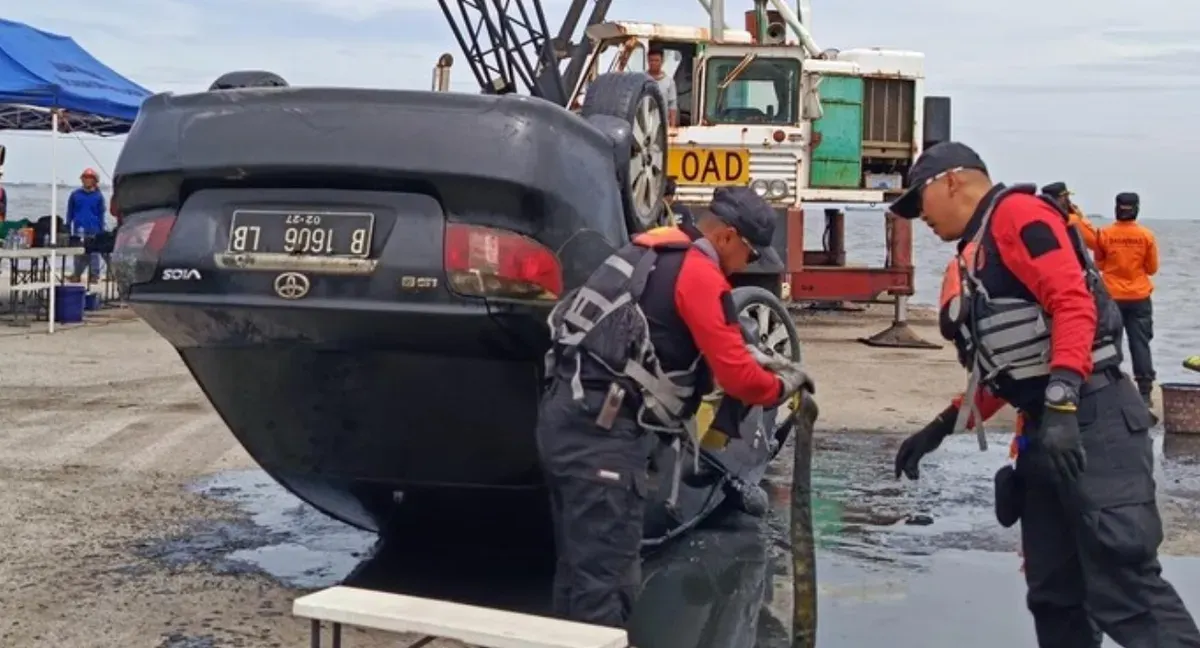Mobil yang ditumpangi jenderal pensiunan Badan Intelejen Negara (BIN), Brigjen TNI (Purn) Hendrawan Ostevan akhirnya ditemukan di perairan Marunda, Jakarta Utara. (Sumber: Dok Istimewa)
