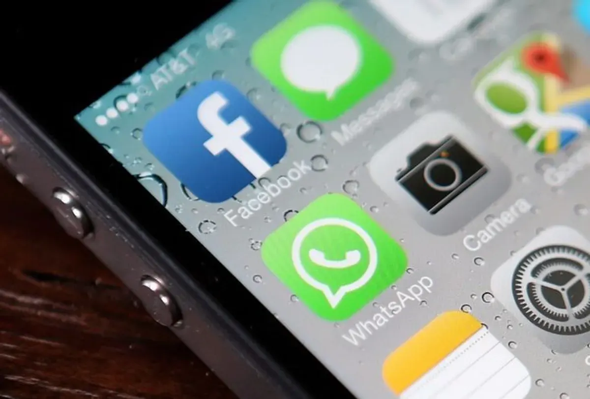 Cara atasi WhatsApp yang tiba-tiba keluar sendiri. (Sumber: Pinterest)