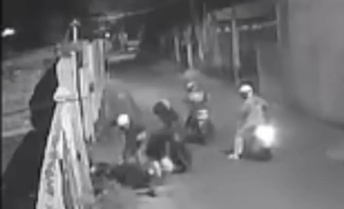 Kawanan begal beraksi di Jalan Raya Kampung Rawakedaung, Desa Mangunjaya, Kecamatan Tambun Selatan, Kabupaten Bekasi. Kamis, 16 Januari 2025. (Sumber: Instagram/@bekasi.terkini)