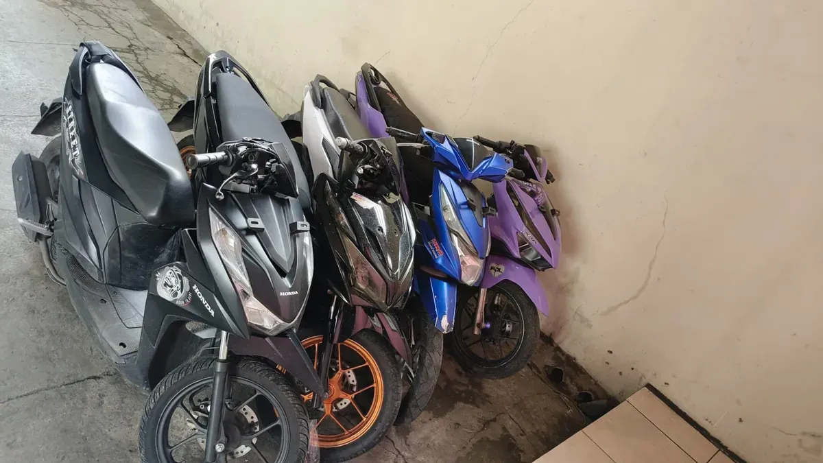 Polisi menyita empat unit motor matik yang digunakan para pelajar dalam aksi balap liar di Jalan Soekarno-Hatta, Kadungora, Kabupaten Garut, Sabtu 18 Januari 2025 dini hari. (Sumber: Dok. Humas Polres Garut)