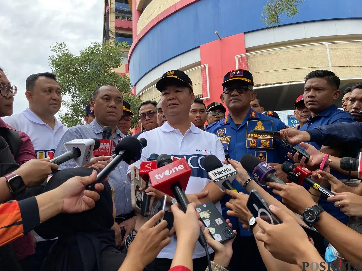 Pj Gubernur Jakarta Teguh Setyabudi usai meninjau lokasi kebakaran Glodok Plaza, Tamansari, Jakarta Barat, Sabtu, 18 Januari 2025. (Sumber: Poskota/Pandi Ramedhan)