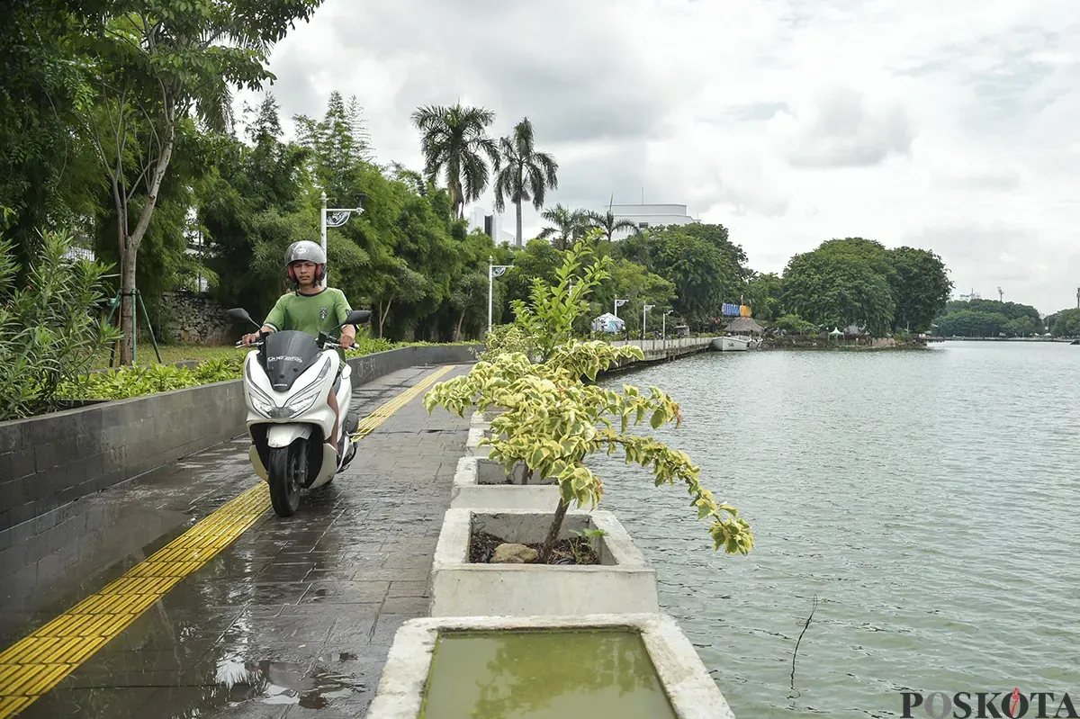 Warga beraktifitas di kawasan Danau Sunter serta sejumlah lapak pedagang yang tidak berjualan lantaran sepi pengunjung di Tanjung Priok, Jakarta Utara, Sabtu, 18 Januari 2025. (Sumber: Poskota/Bilal Nugraha Ginanjar)