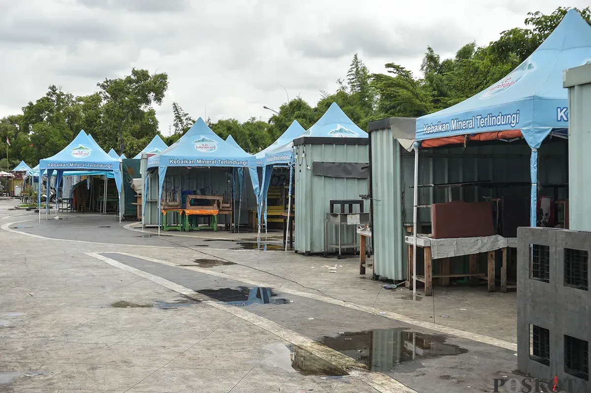 Warga beraktifitas di kawasan Danau Sunter serta sejumlah lapak pedagang yang tidak berjualan lantaran sepi pengunjung di Tanjung Priok, Jakarta Utara, Sabtu, 18 Januari 2025. (Sumber: Poskota/Bilal Nugraha Ginanjar)