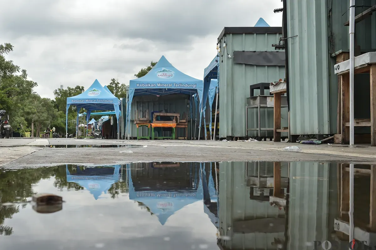 Warga beraktifitas di kawasan Danau Sunter serta sejumlah lapak pedagang yang tidak berjualan lantaran sepi pengunjung di Tanjung Priok, Jakarta Utara, Sabtu, 18 Januari 2025. (Sumber: Poskota/Bilal Nugraha Ginanjar)