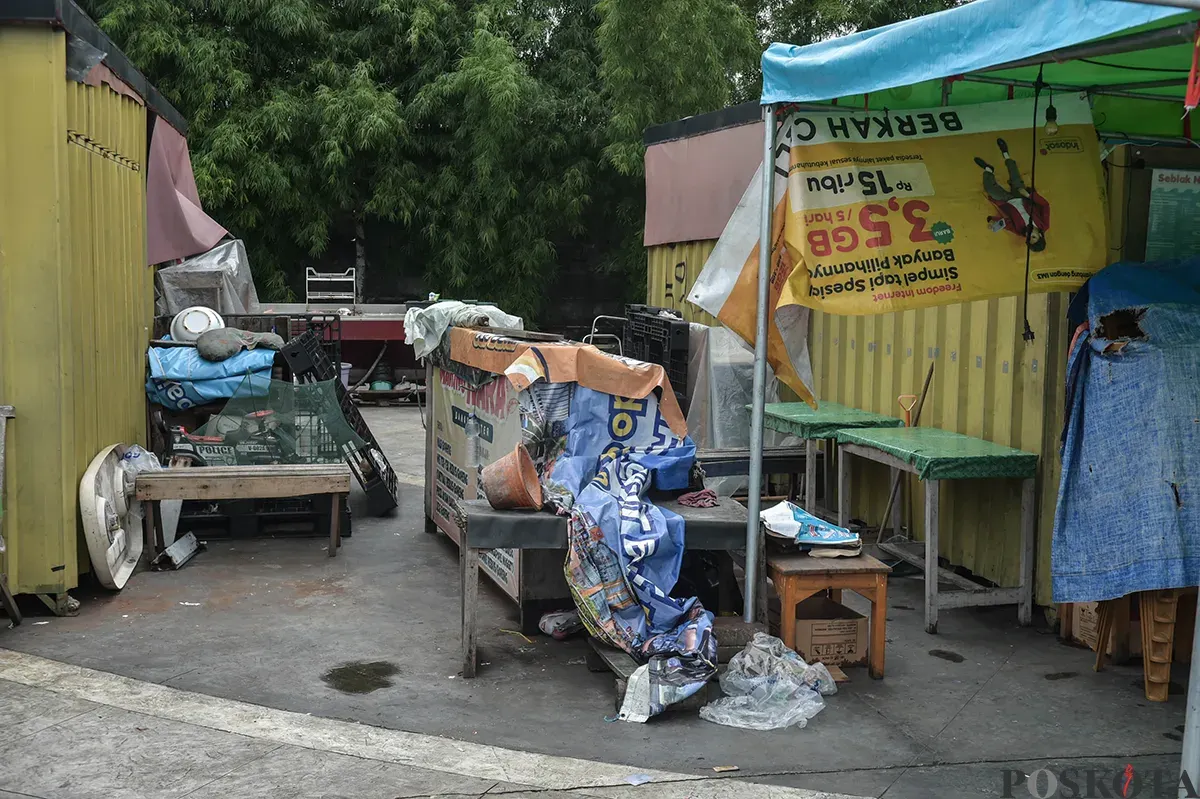 Warga beraktifitas di kawasan Danau Sunter serta sejumlah lapak pedagang yang tidak berjualan lantaran sepi pengunjung di Tanjung Priok, Jakarta Utara, Sabtu, 18 Januari 2025. (Sumber: Poskota/Bilal Nugraha Ginanjar)