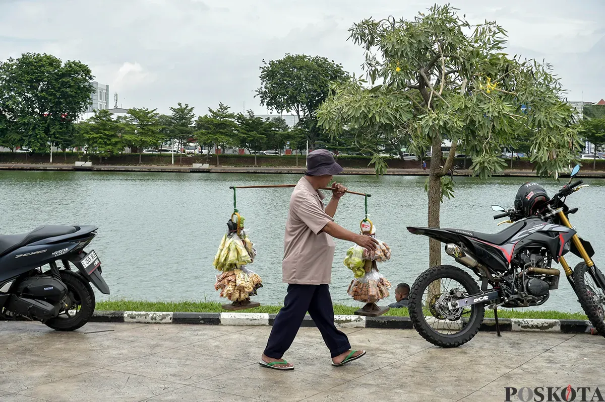 Warga beraktifitas di kawasan Danau Sunter serta sejumlah lapak pedagang yang tidak berjualan lantaran sepi pengunjung di Tanjung Priok, Jakarta Utara, Sabtu, 18 Januari 2025. (Sumber: Poskota/Bilal Nugraha Ginanjar)
