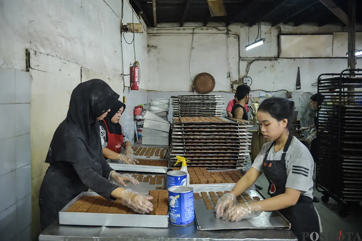 Sejumlah pekerja menyelesaikan pembuatan roti dan kue di Toko Roti Gelora, Jatinegara, Jakarta Timur, Sabtu, 18 Januari 2025. (Sumber: Poskota/Bilal Nugraha Ginanjar)