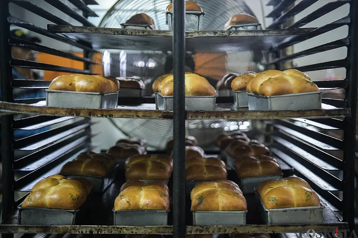 Sejumlah pekerja menyelesaikan pembuatan roti dan kue di Toko Roti Gelora, Jatinegara, Jakarta Timur, Sabtu, 18 Januari 2025. (Sumber: Poskota/Bilal Nugraha Ginanjar)