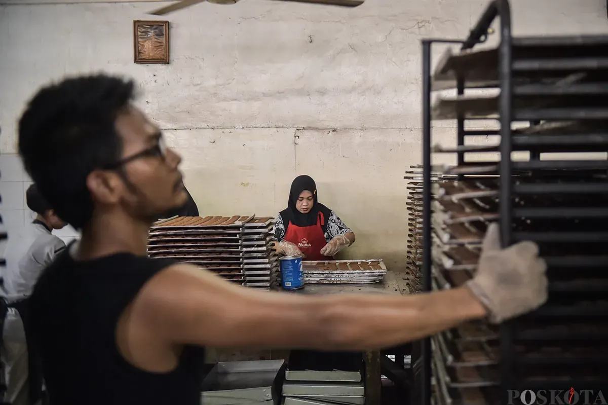 Sejumlah pekerja menyelesaikan pembuatan roti dan kue di Toko Roti Gelora, Jatinegara, Jakarta Timur, Sabtu, 18 Januari 2025. (Sumber: Poskota/Bilal Nugraha Ginanjar)