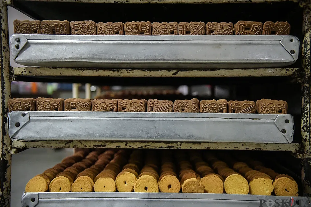 Sejumlah pekerja menyelesaikan pembuatan roti dan kue di Toko Roti Gelora, Jatinegara, Jakarta Timur, Sabtu, 18 Januari 2025. (Sumber: Poskota/Bilal Nugraha Ginanjar)