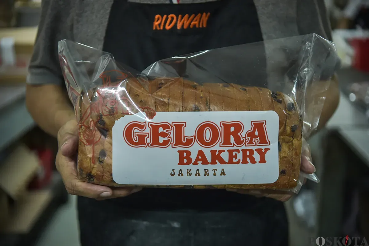 Sejumlah pekerja menyelesaikan pembuatan roti dan kue di Toko Roti Gelora, Jatinegara, Jakarta Timur, Sabtu, 18 Januari 2025. (Sumber: Poskota/Bilal Nugraha Ginanjar)