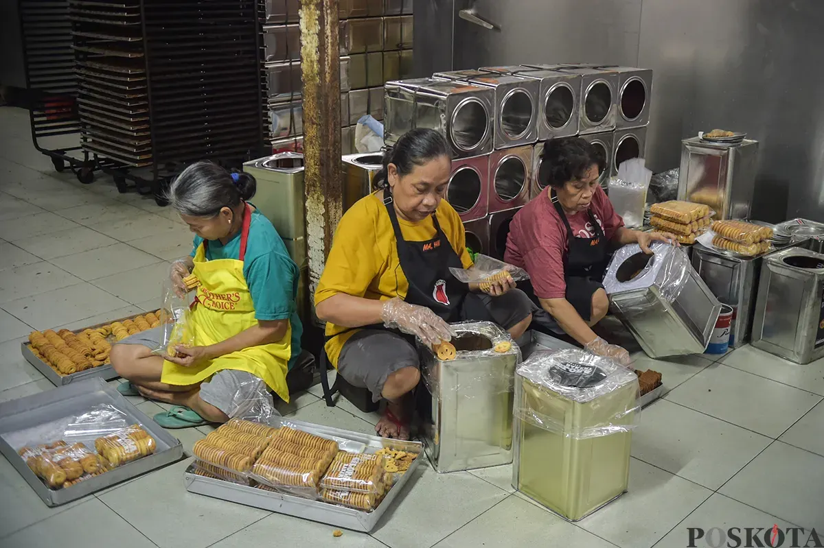 Sejumlah pekerja menyelesaikan pembuatan roti dan kue di Toko Roti Gelora, Jatinegara, Jakarta Timur, Sabtu, 18 Januari 2025. (Sumber: Poskota/Bilal Nugraha Ginanjar)