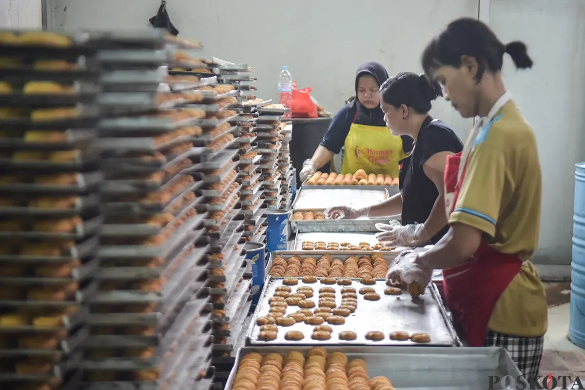 Sejumlah pekerja menyelesaikan pembuatan roti dan kue di Toko Roti Gelora, Jatinegara, Jakarta Timur, Sabtu, 18 Januari 2025. (Sumber: Poskota/Bilal Nugraha Ginanjar)