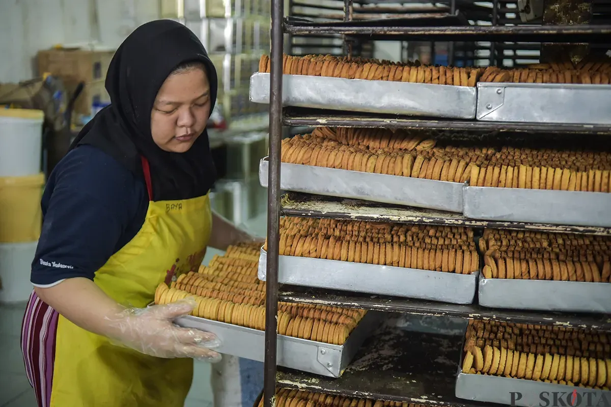 Sejumlah pekerja menyelesaikan pembuatan roti dan kue di Toko Roti Gelora, Jatinegara, Jakarta Timur, Sabtu, 18 Januari 2025. (Sumber: Poskota/Bilal Nugraha Ginanjar)