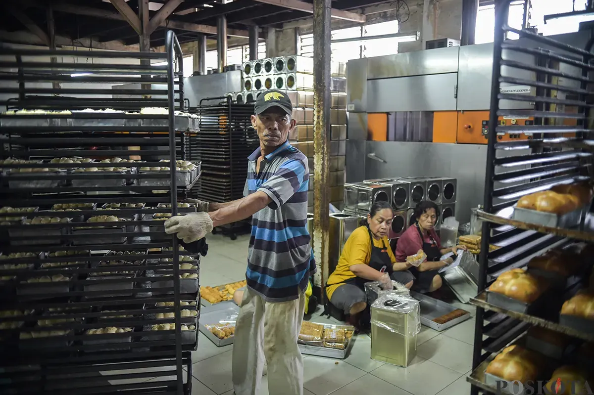 Sejumlah pekerja menyelesaikan pembuatan roti dan kue di Toko Roti Gelora, Jatinegara, Jakarta Timur, Sabtu, 18 Januari 2025. (Sumber: Poskota/Bilal Nugraha Ginanjar)