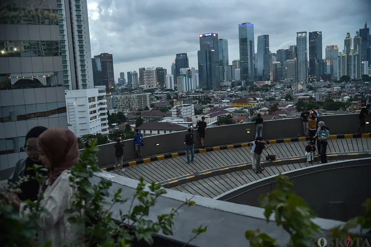 Sejumlah warga yang didominasi oleh anak-anak muda, tampak antusias mengisi waktu senggangnya saat menikmati sore hari di Tanjakan 13, Mal Kuningan City, Jakarta Selatan, Sabtu 18 Januari 2025. (Sumber: Poskota/Bilal Nugraha Ginanjar)