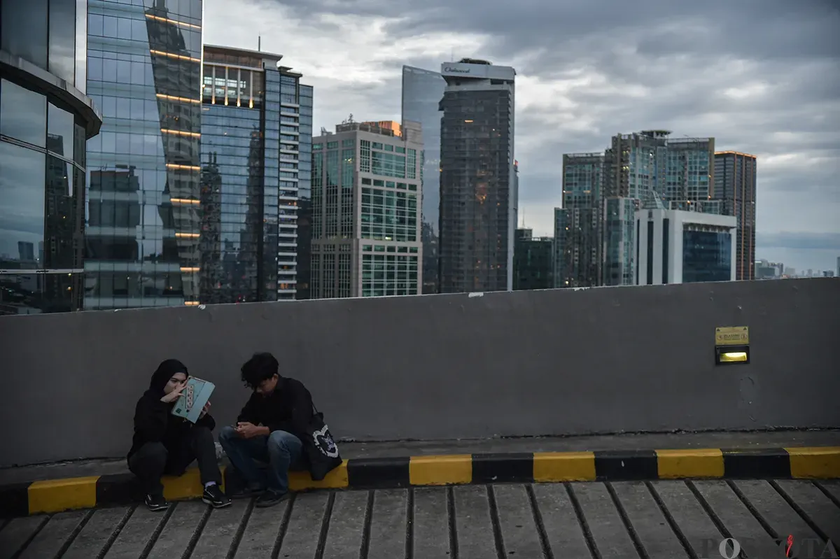 Sejumlah warga yang didominasi oleh anak-anak muda, tampak antusias mengisi waktu senggangnya saat menikmati sore hari di Tanjakan 13, Mal Kuningan City, Jakarta Selatan, Sabtu 18 Januari 2025. (Sumber: Poskota/Bilal Nugraha Ginanjar)