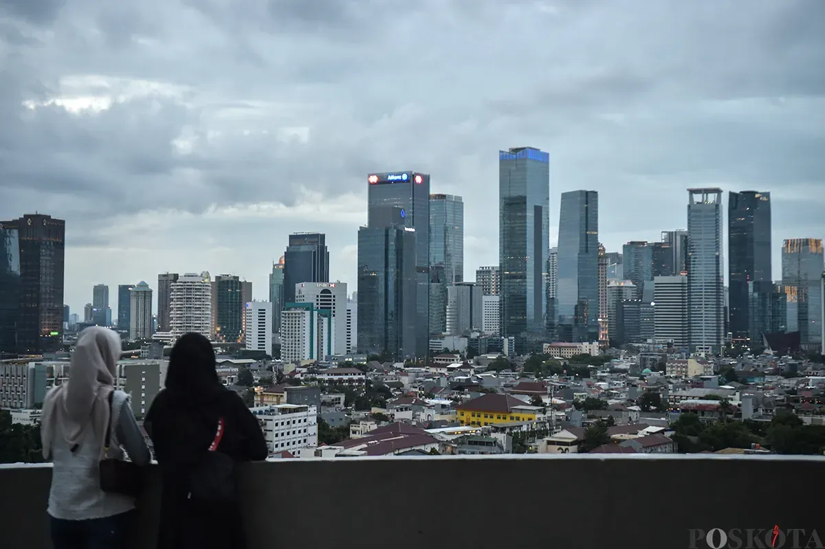 Sejumlah warga yang didominasi oleh anak-anak muda, tampak antusias mengisi waktu senggangnya saat menikmati sore hari di Tanjakan 13, Mal Kuningan City, Jakarta Selatan, Sabtu 18 Januari 2025. (Sumber: Poskota/Bilal Nugraha Ginanjar)