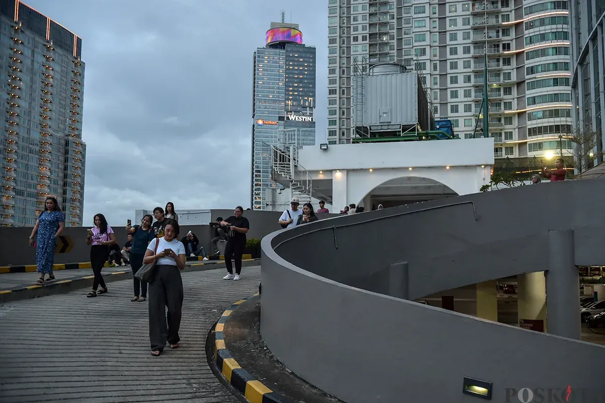 Sejumlah warga yang didominasi oleh anak-anak muda, tampak antusias mengisi waktu senggangnya saat menikmati sore hari di Tanjakan 13, Mal Kuningan City, Jakarta Selatan, Sabtu 18 Januari 2025. (Sumber: Poskota/Bilal Nugraha Ginanjar)