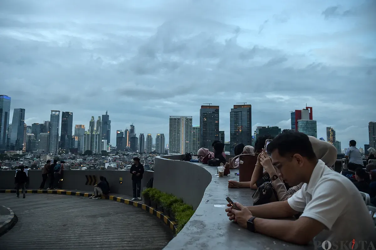 Sejumlah warga yang didominasi oleh anak-anak muda, tampak antusias mengisi waktu senggangnya saat menikmati sore hari di Tanjakan 13, Mal Kuningan City, Jakarta Selatan, Sabtu 18 Januari 2025. (Sumber: Poskota/Bilal Nugraha Ginanjar)