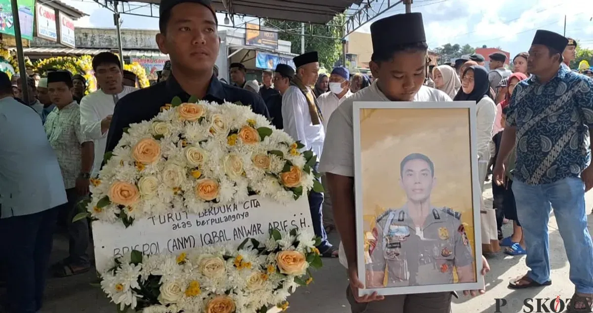 Kedua adik korban Raihan dan Viko saat memegang karangan bunga dan foto dinas almarhum Iqbal Anwar Arif, di Bekasi Selatan, Kota Bekasi. Minggu, 19 Desember 2025. (Sumber: Poskota/Ihsan Fahmi)