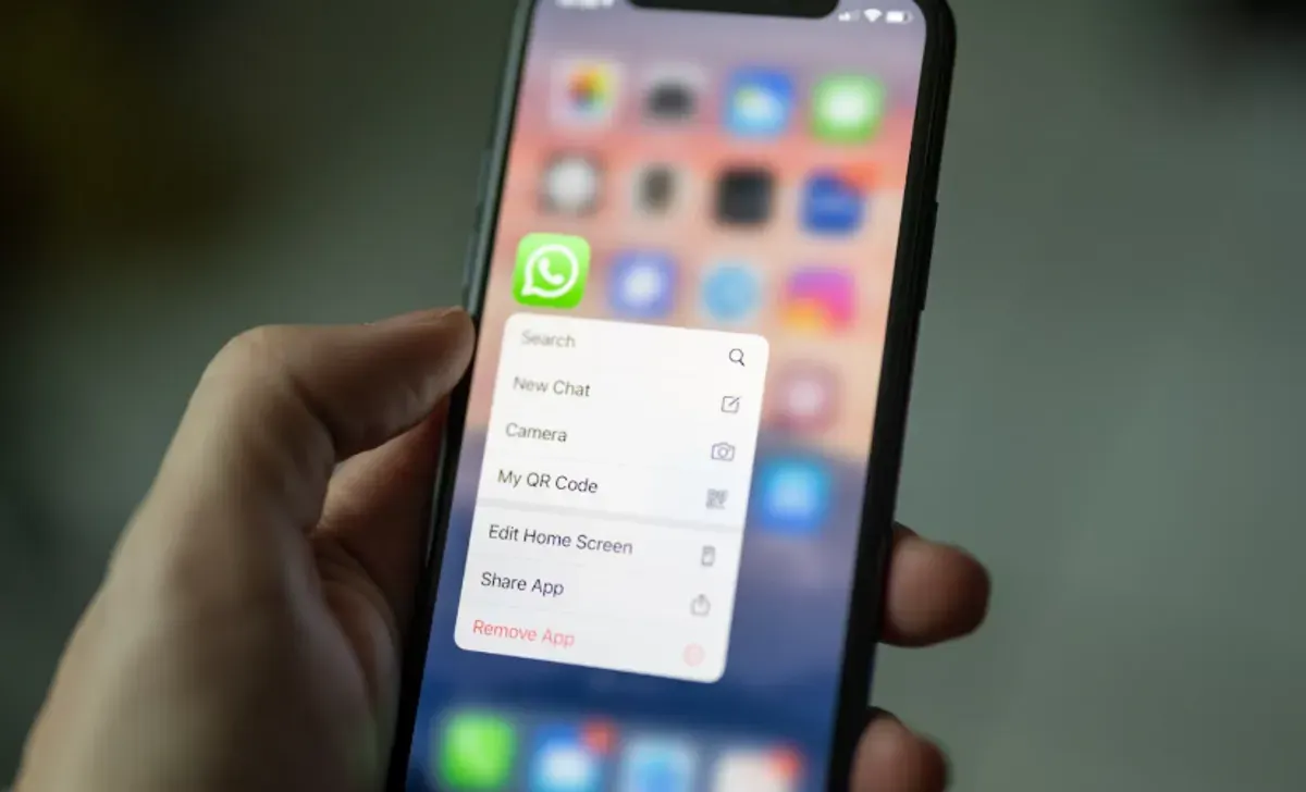 WhatsApp Blast memastikan promosi bisnis menjadi lebih efektif dan efiesien. (Sumber: Unsplash/Dimitri Karastelev)