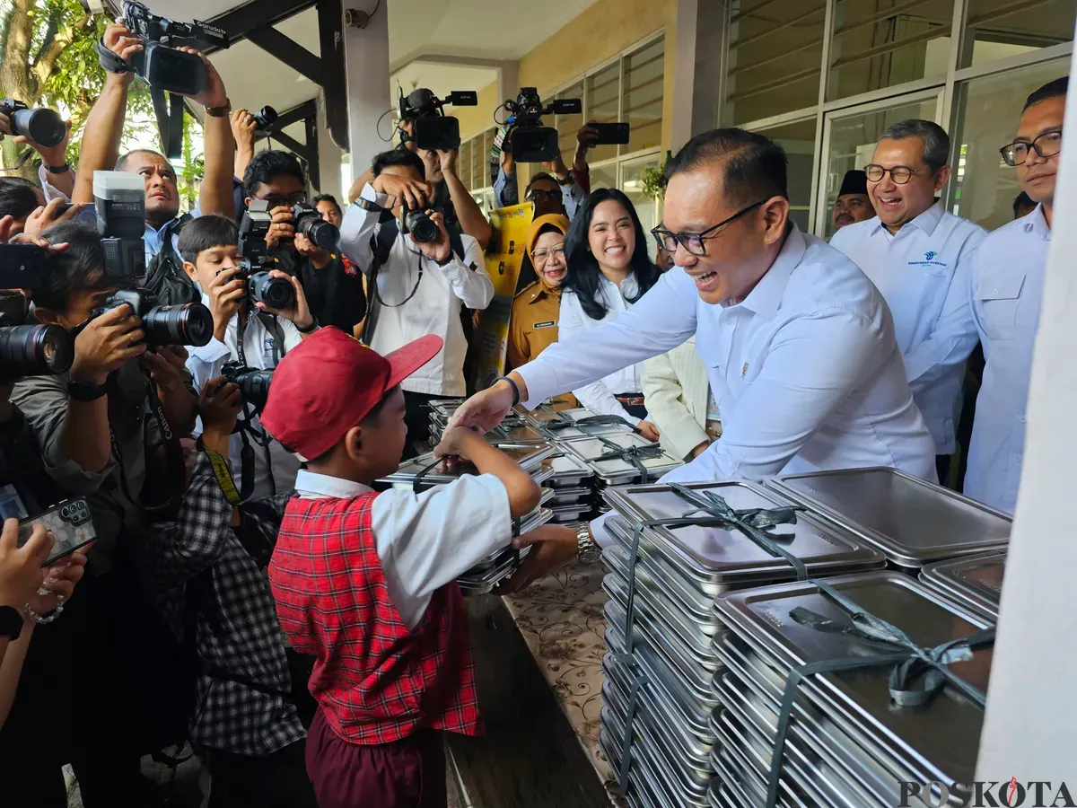 Wakil Menteri Investasi dan Hilirisasi/Wakil Kepala Badan Koordinasi Penanaman Modal (BKPM), Todotua Pasaribu saat melakukan pemantauan MBG di SDN Lengkong Gudang, Serpong, Senin, 13 Januari 2025. (Sumber: Poskota/Veronica Prasetio)
