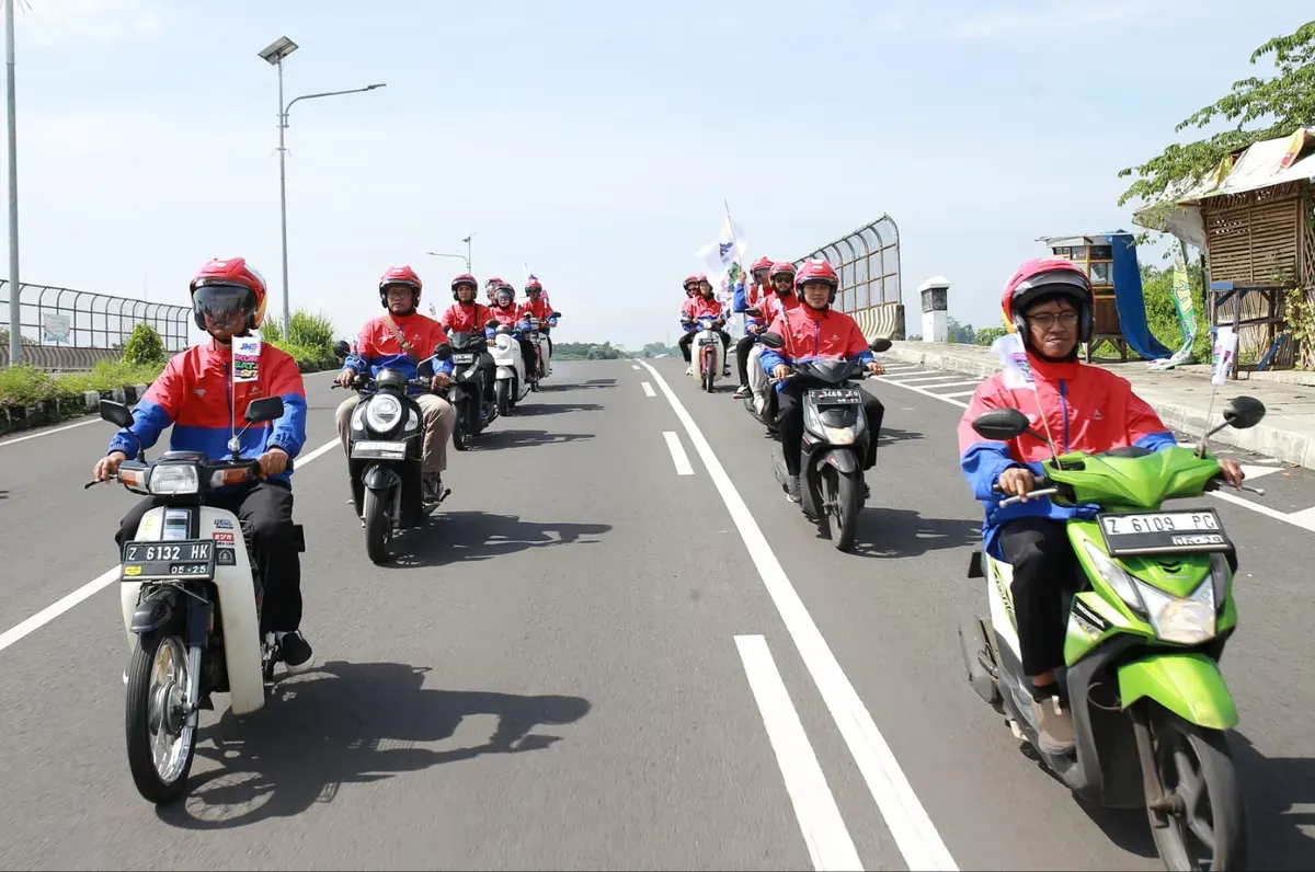 Tampilan baru para kurir JNE menggunakan jaket dan helm buatan lokal. (Sumber: Dok. JNE)
