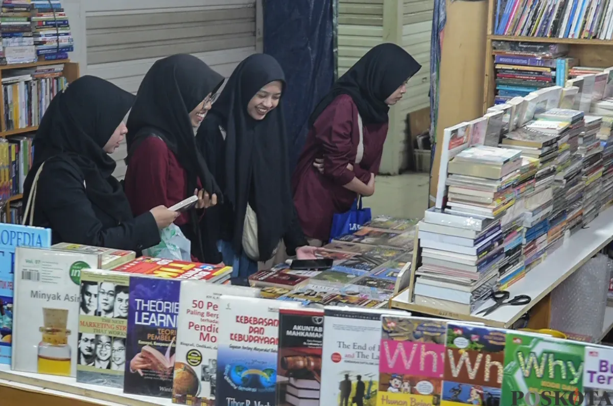 Pengunjung memilah dan memilih buku bekas yang akan dibelinya di sejumlah di toko buku di kawasan Blok M Square, Jakarta, Senin, 20 Januari 2025. (Sumber: Poskoata/ Bilal Nugraha Ginanjar)