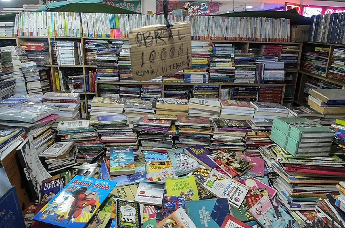 Pengunjung memilah dan memilih buku bekas yang akan dibelinya di sejumlah di toko buku di kawasan Blok M Square, Jakarta, Senin, 20 Januari 2025. (Sumber: Poskoata/ Bilal Nugraha Ginanjar)