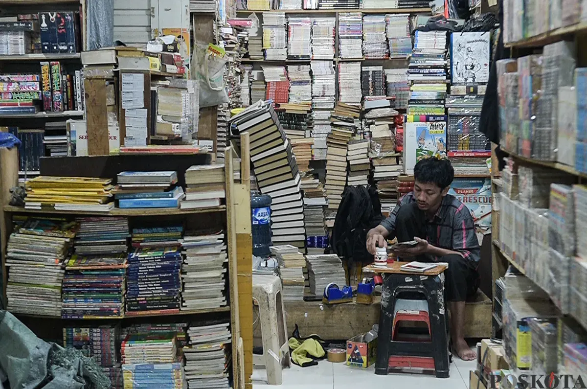 Pengunjung memilah dan memilih buku bekas yang akan dibelinya di sejumlah di toko buku di kawasan Blok M Square, Jakarta, Senin, 20 Januari 2025. (Sumber: Poskoata/ Bilal Nugraha Ginanjar)