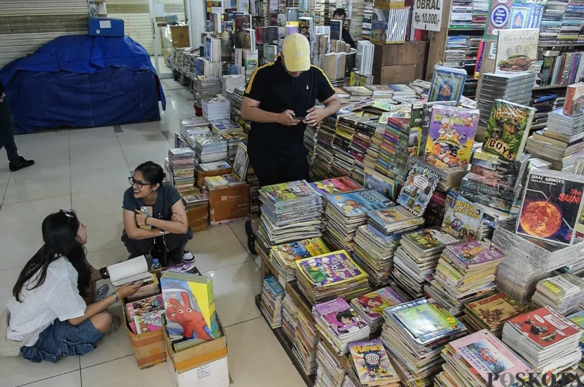 Pengunjung memilah dan memilih buku bekas yang akan dibelinya di sejumlah di toko buku di kawasan Blok M Square, Jakarta, Senin, 20 Januari 2025.