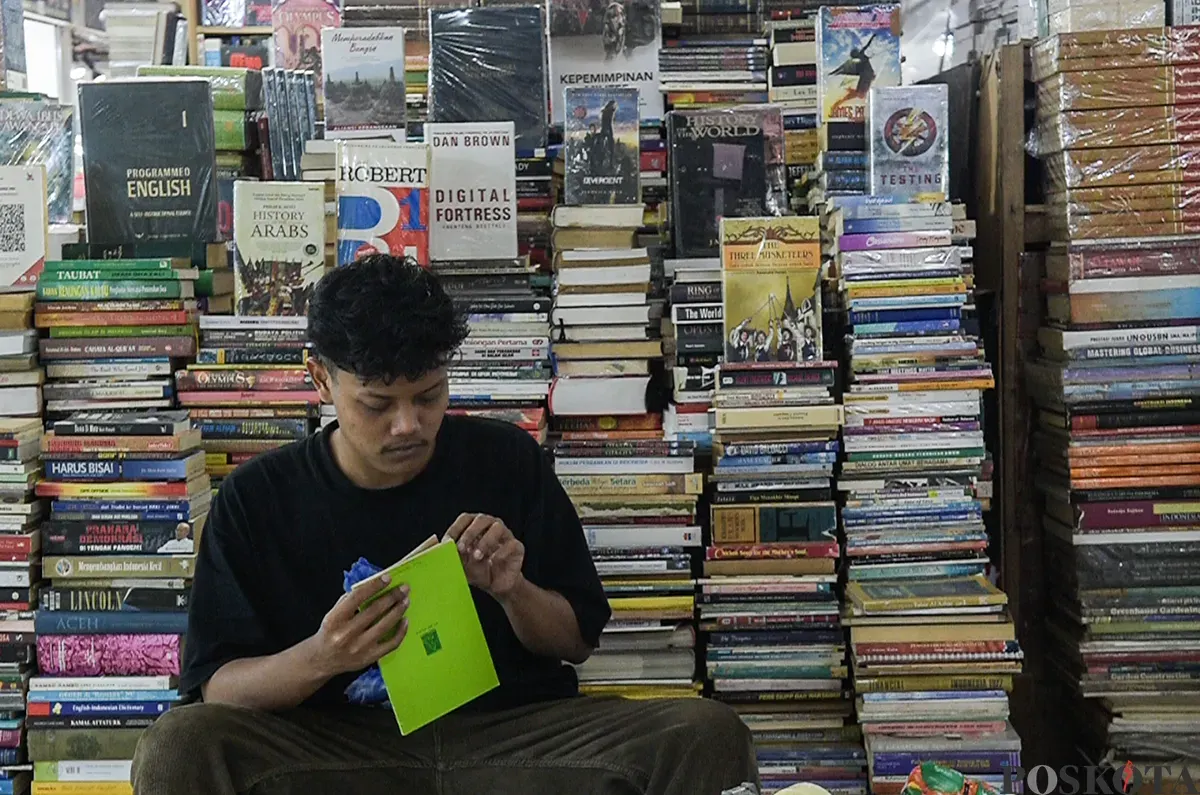 Pengunjung memilah dan memilih buku bekas yang akan dibelinya di sejumlah di toko buku di kawasan Blok M Square, Jakarta, Senin, 20 Januari 2025. (Sumber: Poskoata/ Bilal Nugraha Ginanjar)