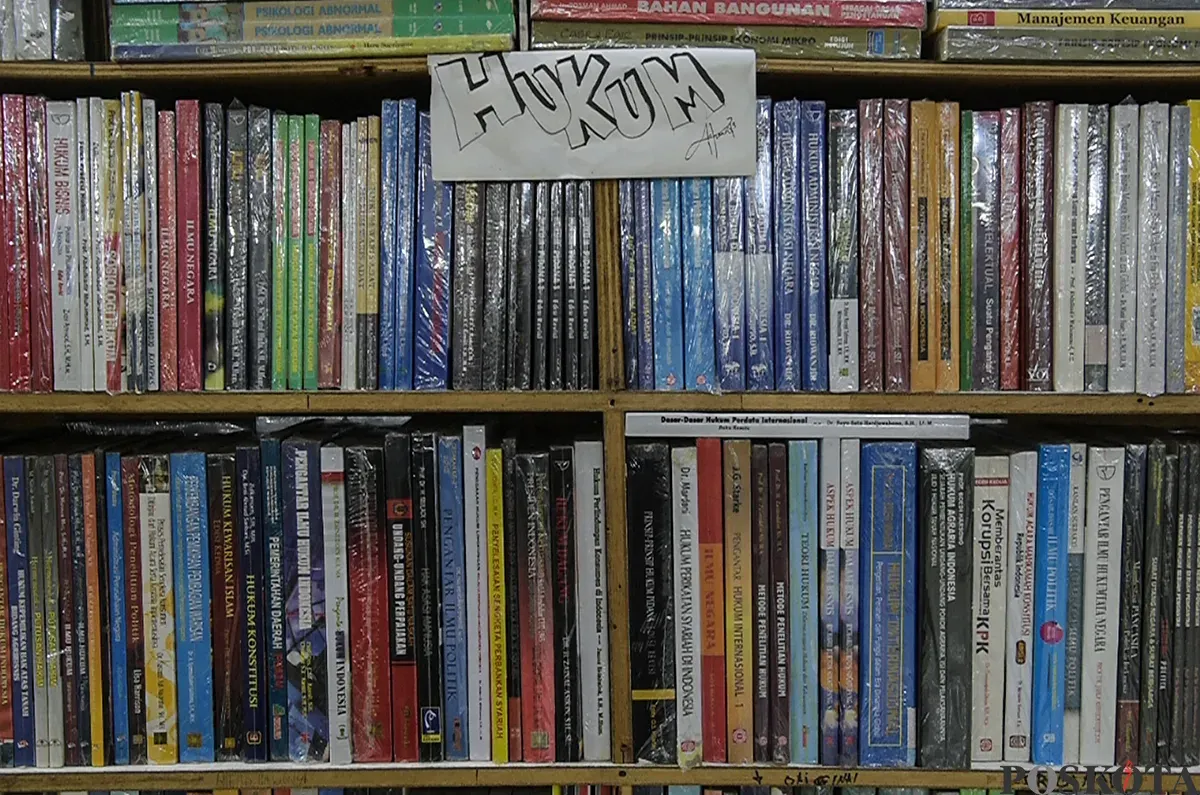Pengunjung memilah dan memilih buku bekas yang akan dibelinya di sejumlah di toko buku di kawasan Blok M Square, Jakarta, Senin, 20 Januari 2025. (Sumber: Poskoata/ Bilal Nugraha Ginanjar)