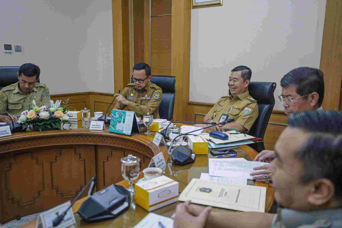 Pj Gubernur Jakarta Teguh Setyabudi menerima kunjungan Wakil Menteri Dalam Negeri Republik Indonesia Bima Arya Sugiarto di Balai Kota, Jakarta Pusat, Senin 20 Januari 2025. (Sumber: Dok. Kominfotik)