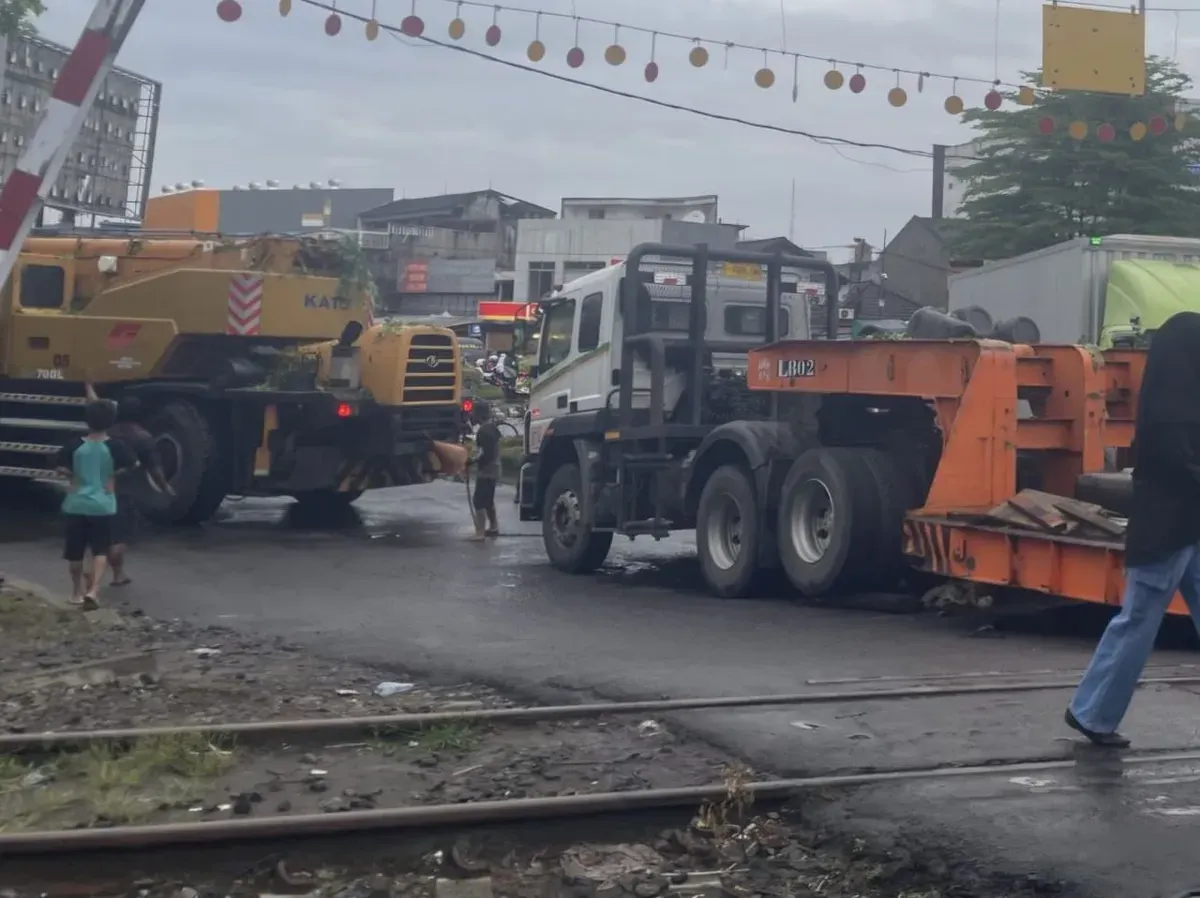 Truk pengangkut crane tersangkut di JPL Stasiun Bekasi, Senin, 20 Januari 2025 pagi. (Sumber: Dok. KAI Commuter)