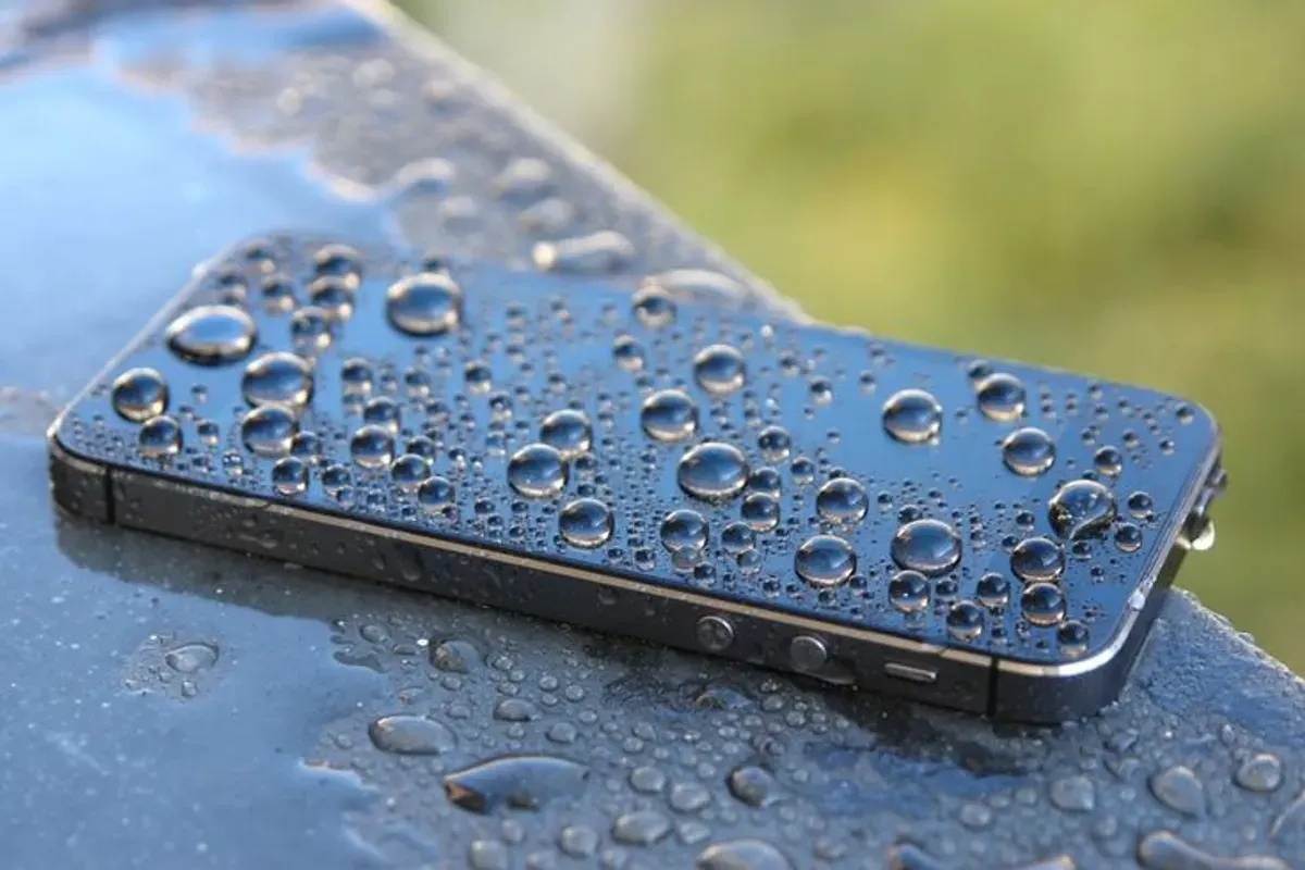 5 Langkah Mudah Selamatkan Smartphone dari Kerusakan Akibat Terguyur Hujan (Sumber: Pinterest/polsov.com)