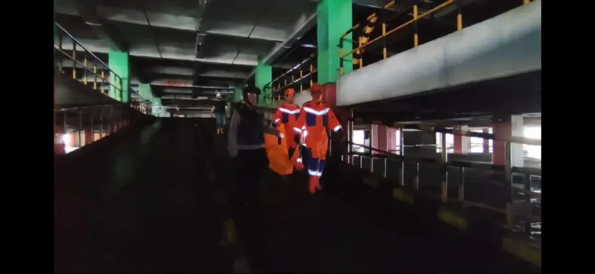Petugas kembali menemukan bagian tubuh dari jenazah korban kebakaran Plaza Glodok, Tamansari, Jakarta Barat, Selasa 21 Januari 2025. (Sumber: Poskota/Pandi Ramedhan)