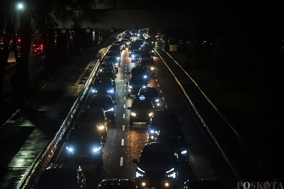 Sejumlah kendaraan melintas dengan tingkat kepadatan yang cukup rapat, sesaat setelah jam pulang kerja menjelang malam di kawasan Bundaran Semanggi, Jakarta, Selasa, 21 Januari 2025. (Sumber: Poskoata/ Bilal Nugraha Ginanjar)