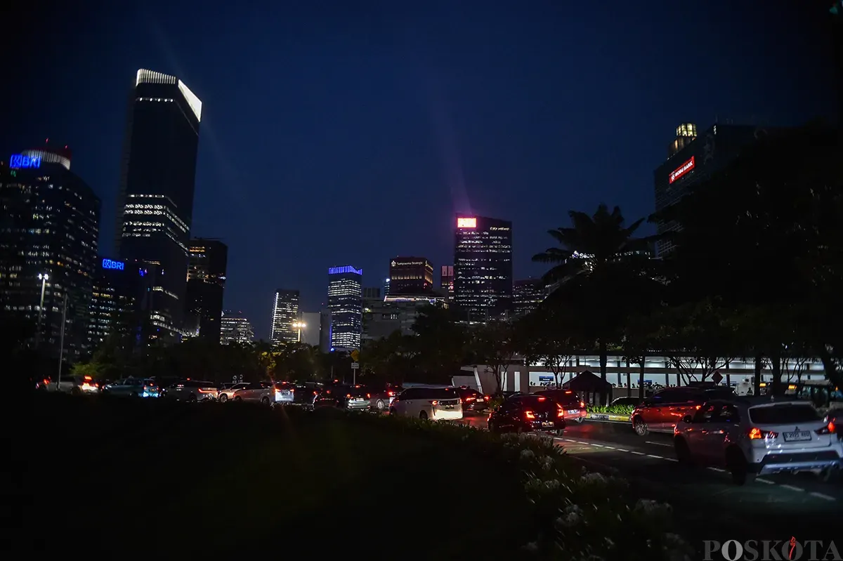 Sejumlah kendaraan melintas dengan tingkat kepadatan yang cukup rapat, sesaat setelah jam pulang kerja menjelang malam di kawasan Bundaran Semanggi, Jakarta, Selasa, 21 Januari 2025. (Sumber: Poskoata/ Bilal Nugraha Ginanjar)