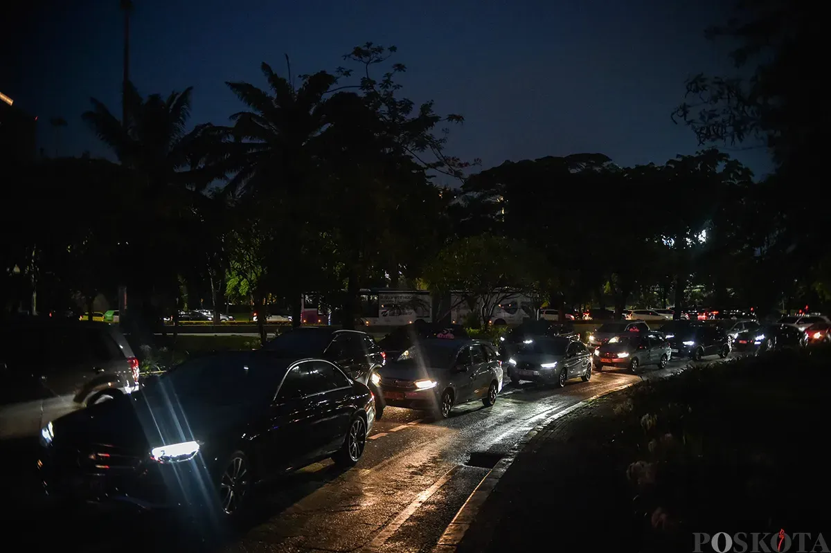 Sejumlah kendaraan melintas dengan tingkat kepadatan yang cukup rapat, sesaat setelah jam pulang kerja menjelang malam di kawasan Bundaran Semanggi, Jakarta, Selasa, 21 Januari 2025. (Sumber: Poskoata/ Bilal Nugraha Ginanjar)