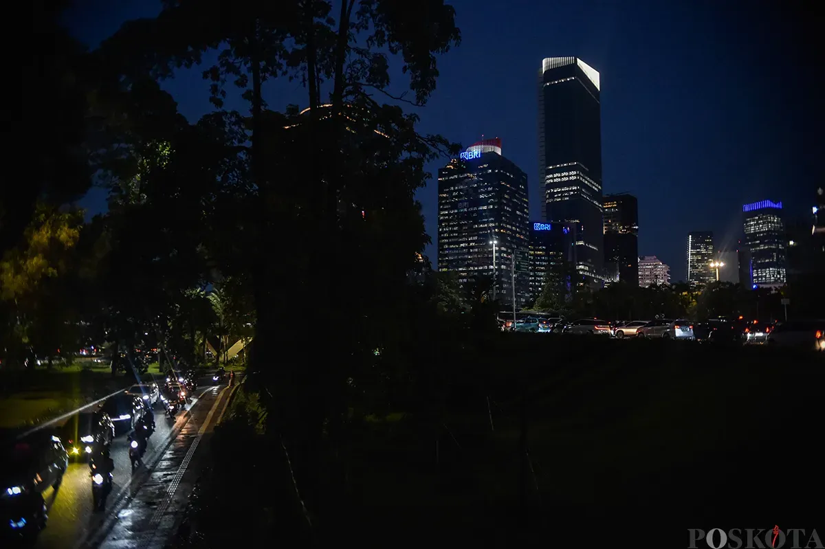 Sejumlah kendaraan melintas dengan tingkat kepadatan yang cukup rapat, sesaat setelah jam pulang kerja menjelang malam di kawasan Bundaran Semanggi, Jakarta, Selasa, 21 Januari 2025. (Sumber: Poskoata/ Bilal Nugraha Ginanjar)