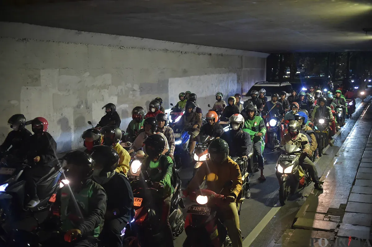 Sejumlah kendaraan melintas dengan tingkat kepadatan yang cukup rapat, sesaat setelah jam pulang kerja menjelang malam di kawasan Bundaran Semanggi, Jakarta, Selasa, 21 Januari 2025. (Sumber: Poskoata/ Bilal Nugraha Ginanjar)
