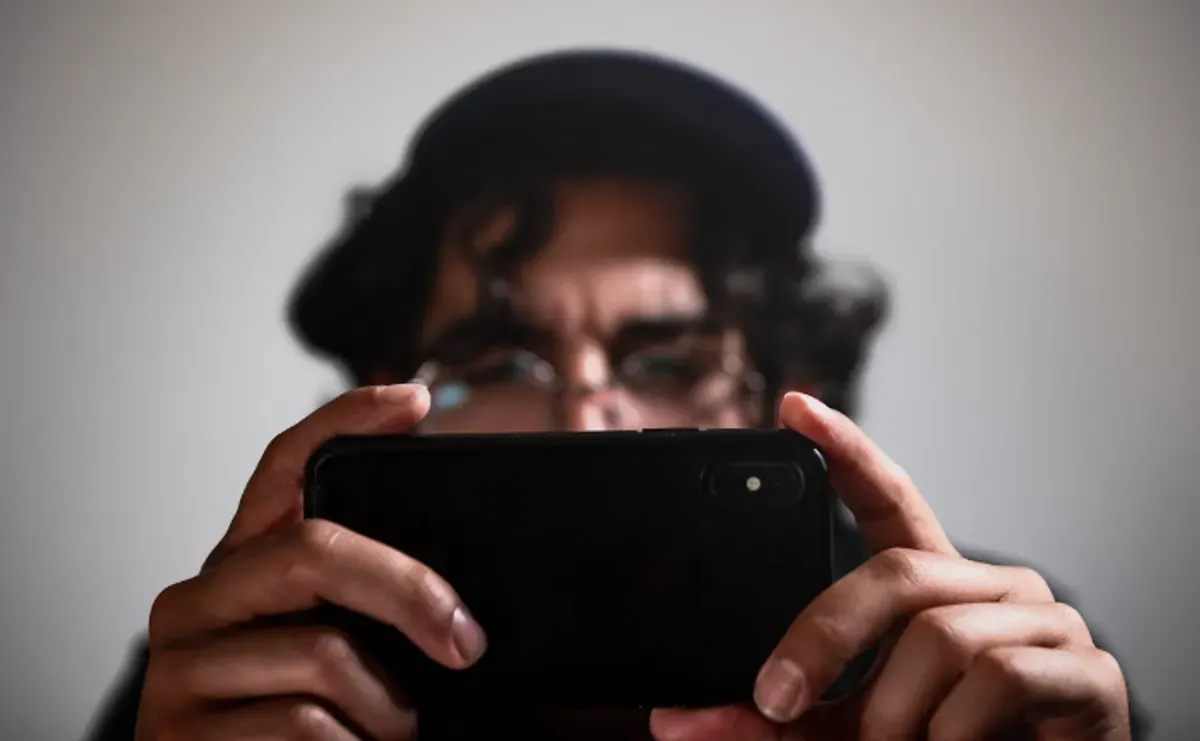 Kamu bisa membuat stiker dengan ekspresi wajah yang unik, menambahkan kata-kata lucu, atau bahkan membuat meme versimu sendiri. (Sumber: Unsplash/Ruben Valenzuela)