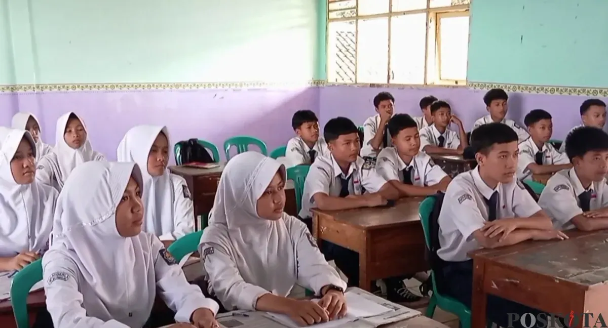 Para siswa SMPN 1 Menes, Pandeglang, saat mengikuti Kegiatan Belajar Mengajar (KBM) di sekolah. (Sumber: Poskota/Samsul Fatoni)