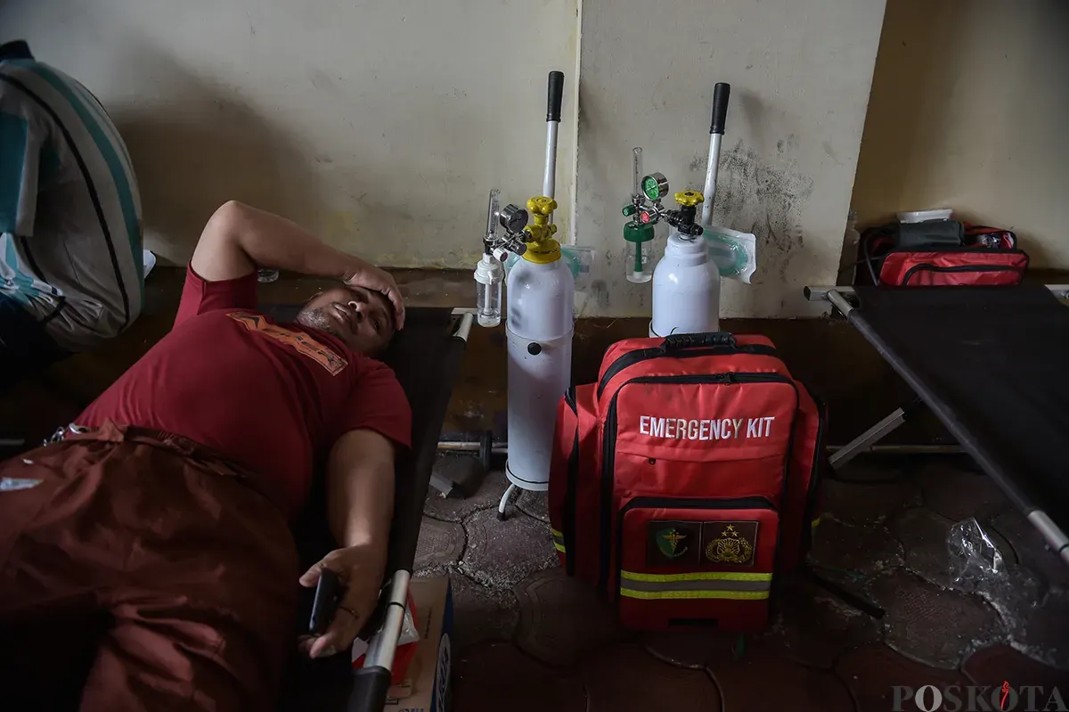 Sejumlah warga pengungsi kebakaran kemayoran berkumpul di Posko Bencana Polres Metropolitan, Jakarta Pusat, Selasa, 21 Desember 2025. (Sumber: Poskoata/ Bilal Nugraha Ginanjar)